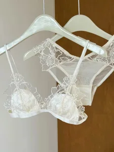 Fransız Nakış Dantel Bralette Kablosuz Üçgen Fincan Sutyen Kadınlar için Zarif Iç Çamaşırı Seti Ince Sapanlar Küçük Göğüs Kapağı MOYISU